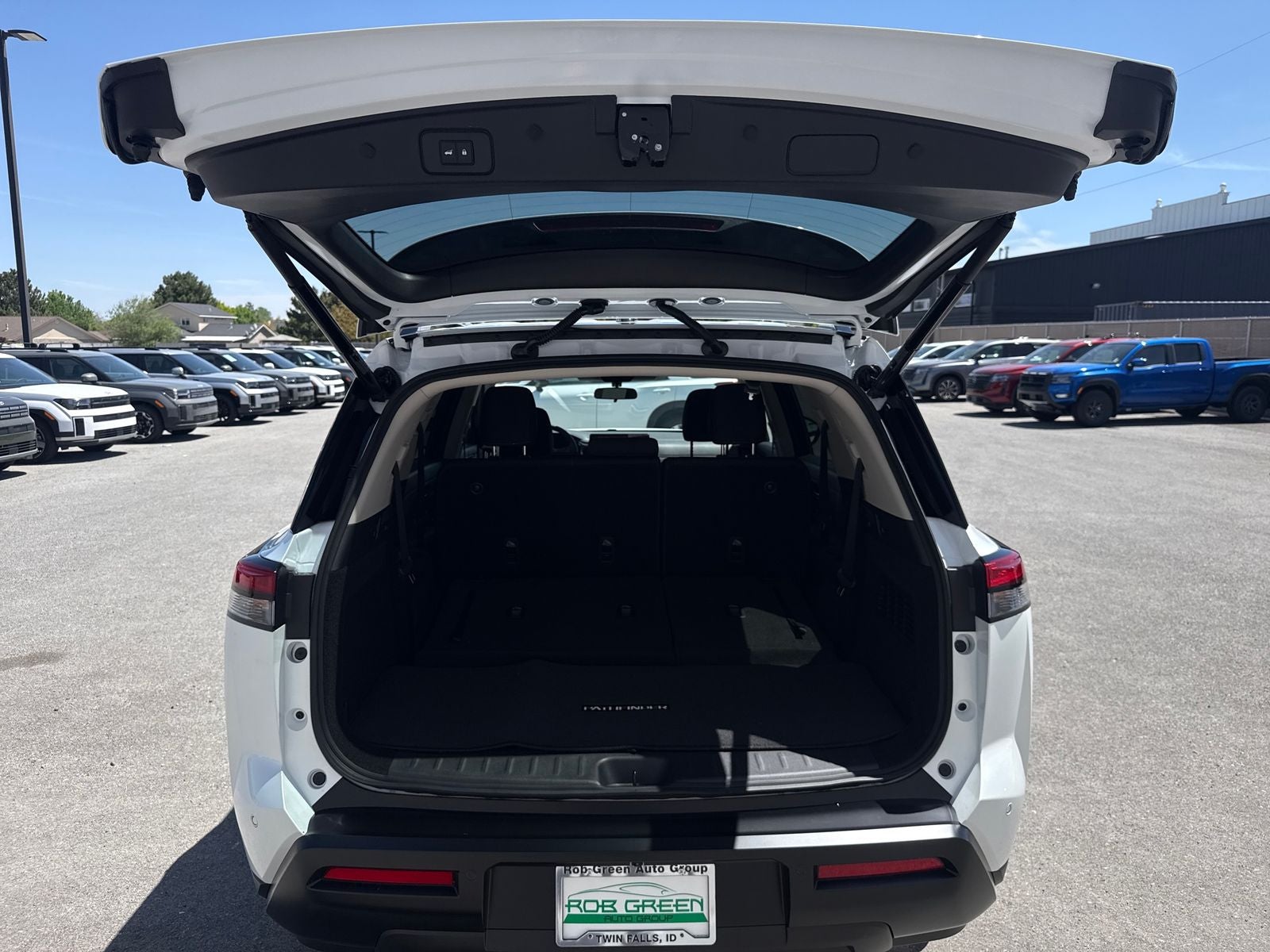 2026 Nissan Pathfinder SV